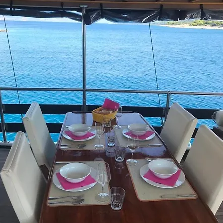 Apartman Gulet Babac Hotel na wodzie